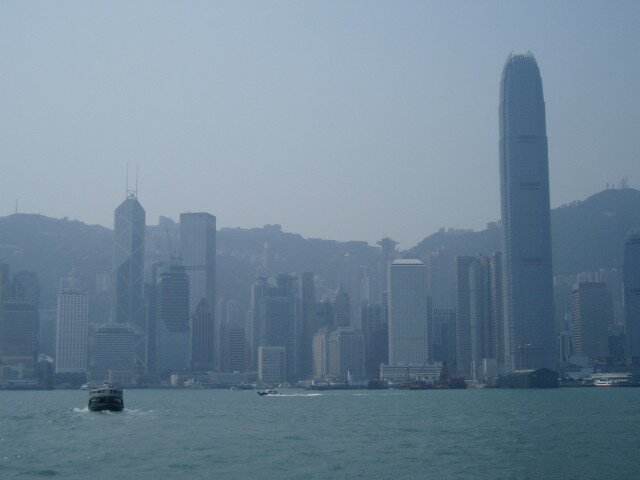 A droite : le Two International Finance Center (415 mètres de haut)
