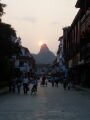 La rue de l'Ouest (des étrangers) dans la vielle ville de Yangshuo au couché du soleil