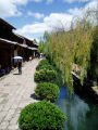 Un des nombreux canaux et voie piétonne de Lijiang