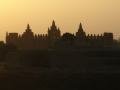 The Great Mosque's signature trio of minarets overlooks the central market of Djenné (UNESCO), Djenné, Mali, África